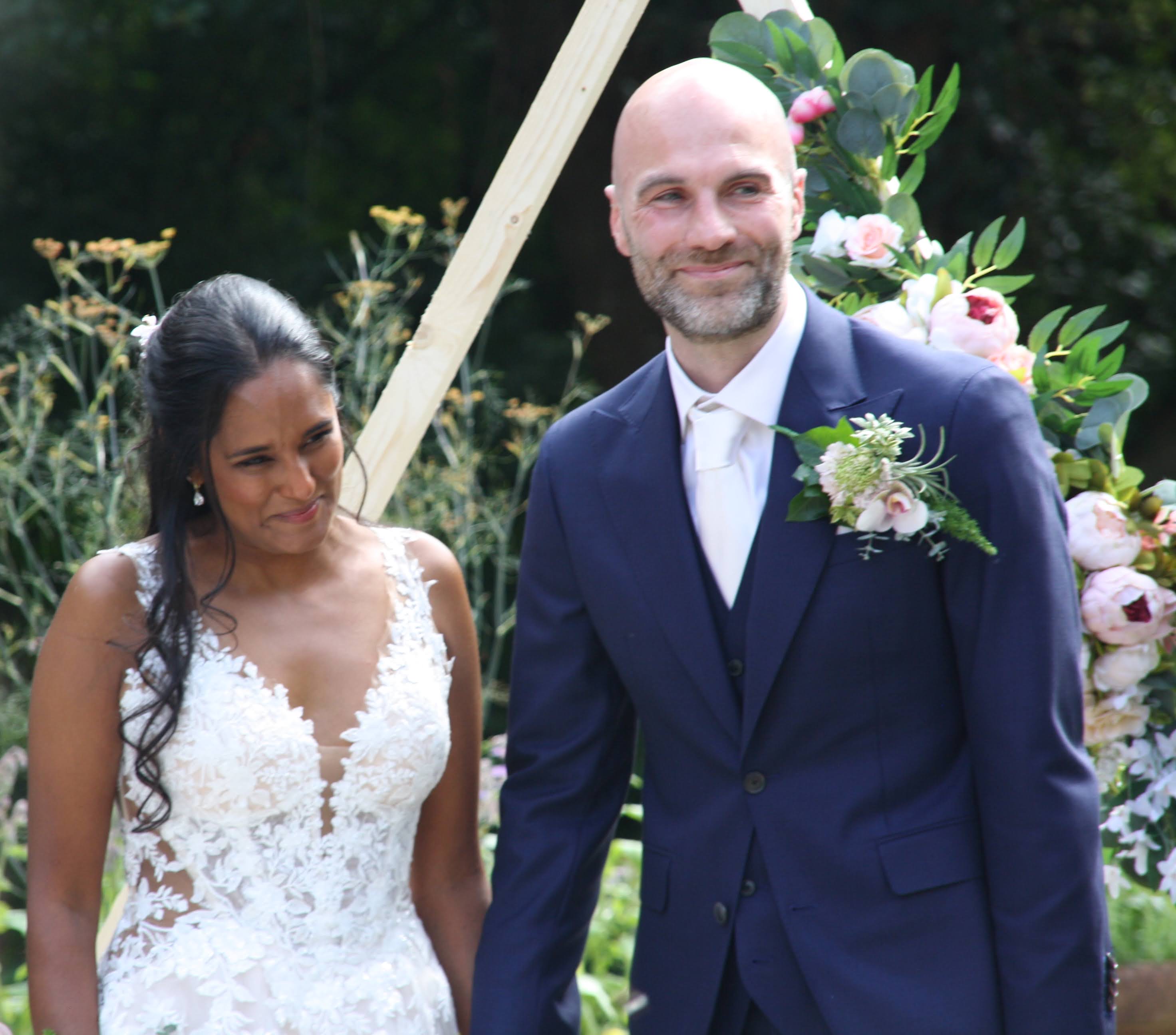 indra in haar trouwjurk buiten